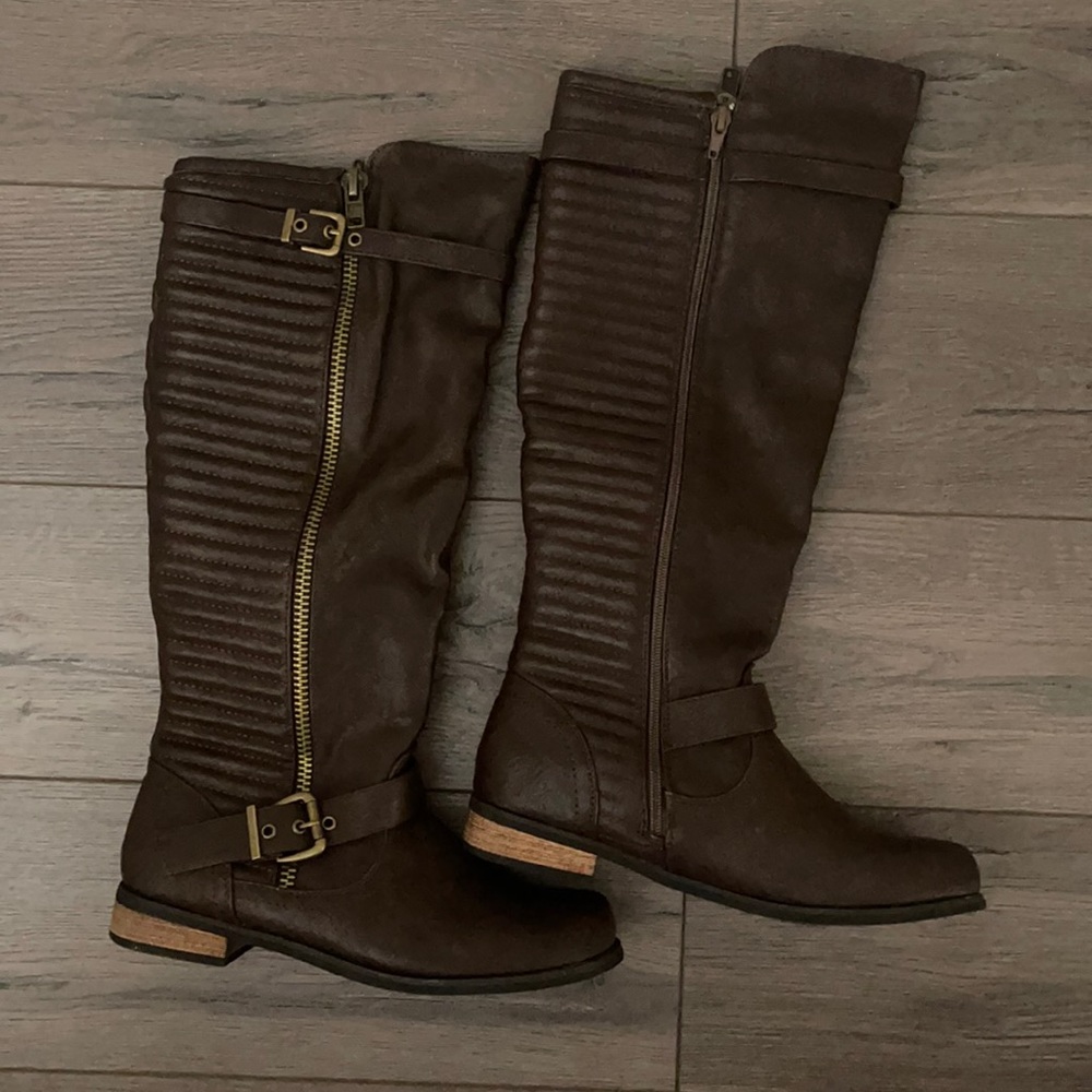 Dark brown boots with zipper and buckles.